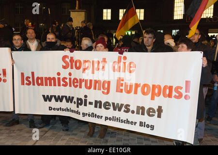 01.05.2015. Köln, Deutschland. KÖGIDA Demonstranten halten einen Banner, die Forderung nach einem "Stop für die Islamisierung Europas'. Etwa zwei hundert rechtsextreme Demonstranten folgte einem Ruf zu demonstrieren gegen die Islamisierung Europas in Köln. KÖGIDA Demonstranten wurden von Tausenden von linksgerichteten Demonstranten weit unterlegen. Dies folgt der PEGIDA-Demonstrationen in Dresden, die eine große Zahl von Anhängern anzuziehen, zu halten. PEGIDA steht für "Patriotischen Europäische gegen die Islamisierung Europas". Als Protest blieb die Kölner Dom - in der Regel beleuchtet in der Nacht - dunkel aus Protest gegen Stockfoto