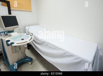 Prüfung-Bett mit Ultraschall-Scanner-Maschine im Klinikum Krankenhaus Stockfoto