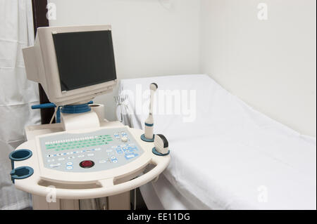Prüfung-Bett mit Ultraschall-Scanner-Maschine im Klinikum Krankenhaus Stockfoto
