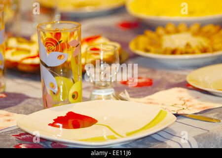 Geschirr Teller Wein-Glas und Gerichte auf den Tisch serviert Stockfoto