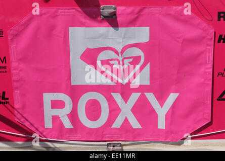 Mit dem Boot unterwegs sam Davies mit Ihrem oceangoing Yacht "Roxy" in Plymouth Sound. Stockfoto