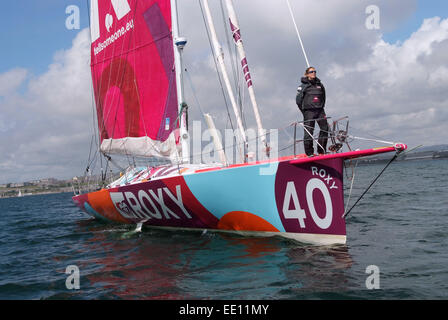 Mit dem Boot unterwegs sam Davies mit Ihrem oceangoing Yacht "Roxy" in Plymouth Sound. Stockfoto