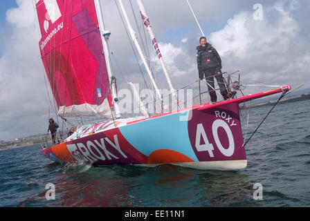 Mit dem Boot unterwegs sam Davies mit Ihrem oceangoing Yacht "Roxy" in Plymouth Sound. Stockfoto