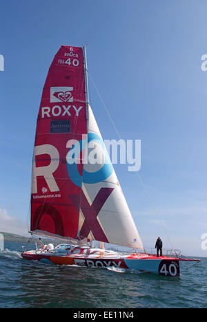 Mit dem Boot unterwegs sam Davies mit Ihrem oceangoing Yacht "Roxy" in Plymouth Sound. Stockfoto