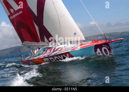 Mit dem Boot unterwegs sam Davies mit Ihrem oceangoing Yacht "Roxy" in Plymouth Sound. Stockfoto