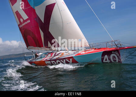 Mit dem Boot unterwegs sam Davies mit Ihrem oceangoing Yacht "Roxy" in Plymouth Sound. Stockfoto