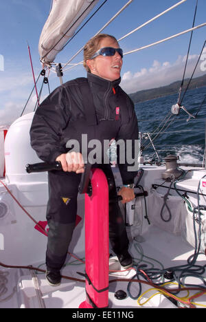 Mit dem Boot unterwegs sam Davies mit Ihrem oceangoing Yacht "Roxy" in Plymouth Sound. Stockfoto