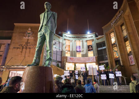 Glasgow, Schottland. 12. Januar 2015. Muslimischen Rates Schottland Mahnwache gegen Paris Shootings. Gesehen waren Dr. Javed Gill (Convener der MCS) und Angela Angela Mccormick (TUSC) Credit: Chris Northcote/Alamy Live News Stockfoto