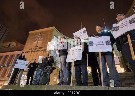 Glasgow, Schottland. 12. Januar 2015. Muslimischen Rates Schottland Mahnwache gegen Paris Shootings. Gesehen waren Dr. Javed Gill (Convener der MCS) und Angela Angela Mccormick (TUSC) Credit: Chris Northcote/Alamy Live News Stockfoto