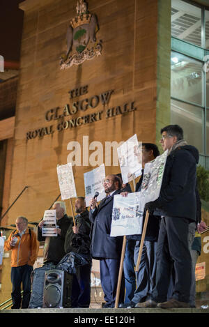 Glasgow, Schottland. 12. Januar 2015. Muslimischen Rates Schottland Mahnwache gegen Paris Shootings. Gesehen waren Dr. Javed Gill (Convener der MCS) und Angela Angela Mccormick (TUSC) Credit: Chris Northcote/Alamy Live News Stockfoto