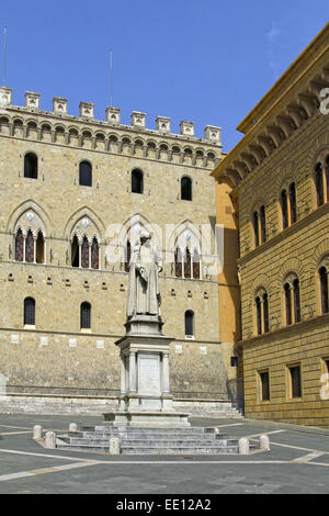 Italien, Toskana, Siena, Banca Monte dei Paschi di Siena, Palazzo Salimbeni Mit Statue des Kanonikers Sallustion Bandini Stockfoto