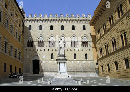 Italien, Toskana, Siena, Banca Monte dei Paschi di Siena, Palazzo Salimbeni Mit Statue des Kanonikers Sallustion Bandini Stockfoto