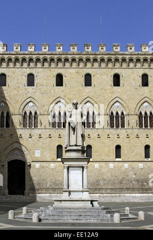 Italien, Toskana, Siena, Banca Monte dei Paschi di Siena, Palazzo Salimbeni Mit Statue des Kanonikers Sallustion Bandini Stockfoto