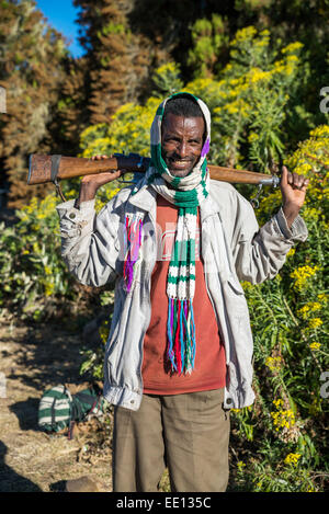 Porträt der Wachmann mit Gewehr Pistole in Simien Mountains Nationalpark Äthiopien, Afrika Stockfoto
