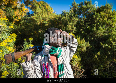 Porträt der Wachmann mit Gewehr Pistole in Simien Mountains Nationalpark Äthiopien, Afrika Stockfoto