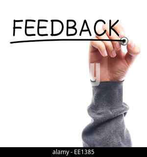 Hand mit Filzstift schreiben Feedback über transparente Board vor weißem Hintergrund. Stockfoto