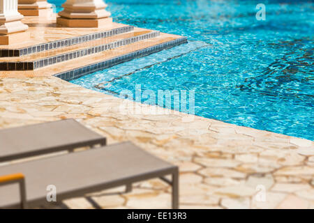 Exotischen Luxus Schwimmbadwasser und Architektur abstrakt. Stockfoto