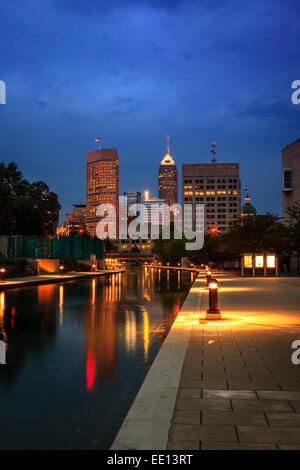 Blick auf Skyline von Indianapolis aus dem Kanal in der Nacht Stockfoto