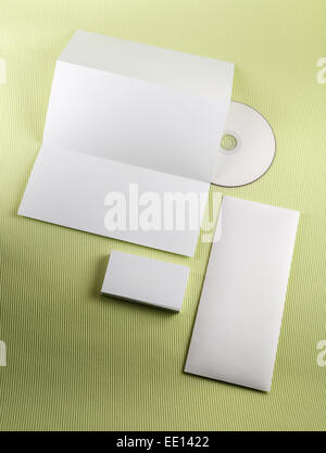 Vorlage für das branding Identität auf grünem Hintergrund. Leere Unternehmensidentität gesetzt. Vertikale erschossen. Stockfoto