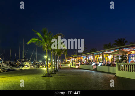 Menschen Essen im Waterfront-Restaurants, Puerto Calero, Lanzarote, Kanarische Inseln, Spanien Stockfoto