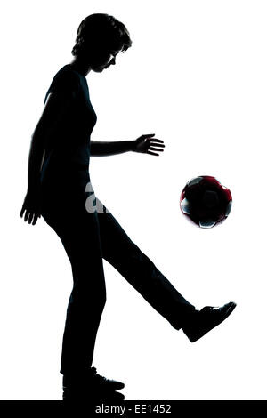 eine kaukasische junger Teenager Silhouette Mädchen jonglieren Fußball Fußball voller Länge im Studio ausgeschnitten isoliert auf weißem Hintergrund Stockfoto