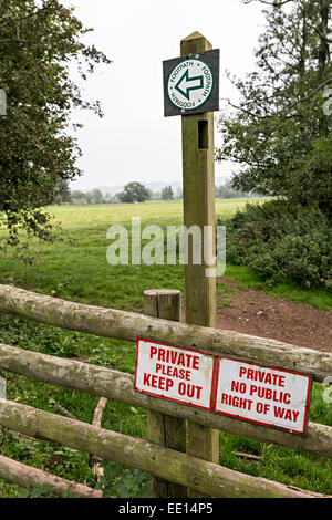 Wanderweg-Zeichen mit privaten halten, keine Vorfahrt Schilder, Usk Valley gehen, Monmouthshire, Wales, UK Stockfoto