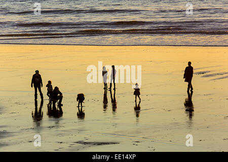 Menschen am Strand bei Ebbe, Southerndown, Glamorgan Heritage Coast, Wales, UK Stockfoto