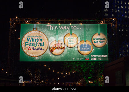 Schild am Eingang in das beliebte traditionelle im Southbank Centre Winter Festival und Weihnachtsmarkt, London, UK bei Nacht Stockfoto