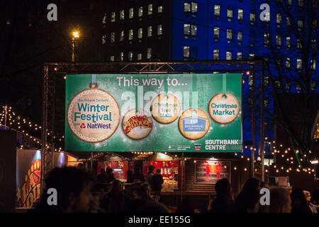 Schild am Eingang in das beliebte traditionelle im Southbank Centre Winter Festival und Weihnachtsmarkt, London, UK bei Nacht Stockfoto