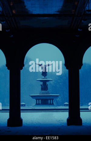 Bethesda Brunnen in einem Torbogen gerahmt, New Yorker Central Park Stockfoto