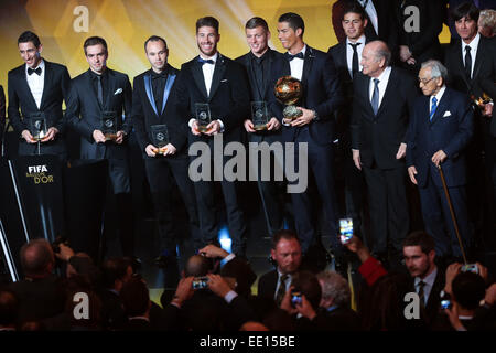 Zürich, Schweiz. 12. Januar 2015. Preisträger und Gäste stellen am Ende der FIFA Ballon d ' Or Award Zeremonie im Kongresshaus in Zürich, Schweiz, 12. Januar 2015. Bildnachweis: Zhang Fan/Xinhua/Alamy Live-Nachrichten Stockfoto