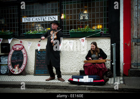 Straßenmusikanten außerhalb das Castle Inn in St Ives in Cornwall, Großbritannien Stockfoto