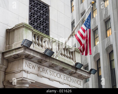 New Yorker Börse mit US-Flagge. Nebeneingang an der New Yorker Börse an der Wall Street in Lower Manhattan. New York Stockfoto