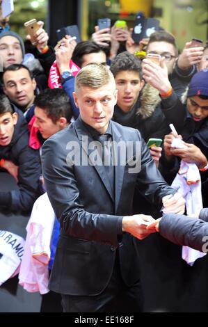 Zürich, Schweiz. 12. Januar 2015. TONI KROOS posiert für Fotos mit Fans und Autogramme auf dem roten Teppich bei Ankunft für die 2014 FIFA Ballon DOR-Gala im Kongresshaus in Zürich. Bildnachweis: Marcio Machado/ZUMA Draht/Alamy Live-Nachrichten Stockfoto