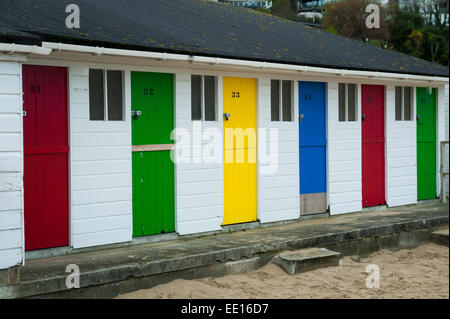 Bunten Strandhäuschen auf Porthminster Beach, St. Ives in Cornwall, Großbritannien Stockfoto