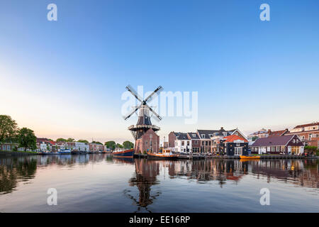 Landmark Windmühle De Adriaan in Haarlem Holland, Niederlande. Am Fluss Spaarne Kanal mit Restaurant Zuidam Stockfoto