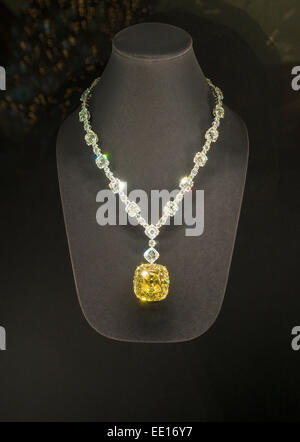 Tiffany Yellow Diamond. Montiert in eine Kette aus weißen Diamanten.  Auf dem Display an der Fifth Avenue Store. Tiffany's, New York City Stockfoto