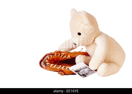 Teddybär mit Baseball-Handschuh und altes Foto Stockfoto