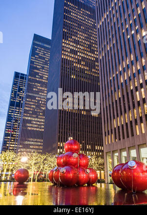 Red Giant Weihnachtskugeln unterhalb der Türme. Abends Blick auf riesige Weihnachtskugeln platziert jährlich im reflektierenden Pool und fou Stockfoto