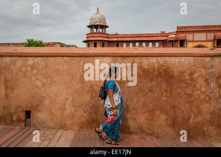 Weibliche Besucher durchläuft Eintrag Wand von Agra Red Fort Komplex. Stockfoto