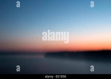 Weiche verschwommen Sonnenuntergang über dem Wasser Hintergrund Stockfoto