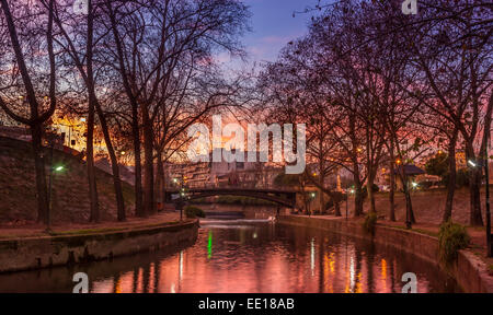 Ein Winter Sonnenuntergang im Fluss Litheos, im Herzen der Stadt Trikala, auf dem griechischen Festland. Stockfoto