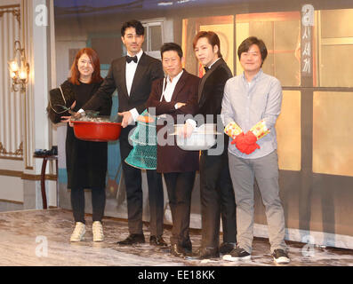 Shin Cha Seung-Won, Yu Hae-Jin, Jang Keun-Suk, Hyo Jeong und Na Young-Seok, 9. Januar 2015: (L-R) südkoreanischen TV-Produzent Shin Hyo-Jeong, Schauspieler Cha Seung-Won, Schauspieler Yu Hae-Jin, Schauspieler und Sänger Jang Keun-Suk und TV-Produzent Na Young-Seok Pose im Rahmen einer Pressekonferenz für "Drei Mahlzeiten ein Tag", eine Varieté-Show von TvN, CJ E & M, in Seoul, Südkorea. © Lee Jae-Won/AFLO/Alamy Live-Nachrichten Stockfoto