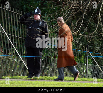 Sandringham, Norfolk, Großbritannien. 18. Januar 2015. Prinz Philip und ein Polizist in Sandringham. Sandringham, Norfolk, Großbritannien Stockfoto