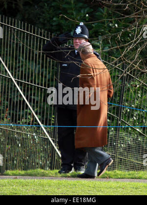 Sandringham, Norfolk, Großbritannien. 18. Januar 2015. Prinz Philip und ein Polizist in Sandringham. Sandringham, Norfolk, Großbritannien Stockfoto