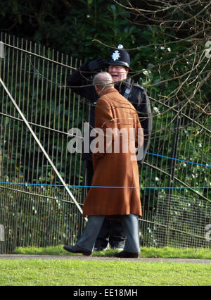 Sandringham, Norfolk, Großbritannien. 18. Januar 2015. Prinz Philip und ein Polizist in Sandringham. Sandringham, Norfolk, Großbritannien Stockfoto