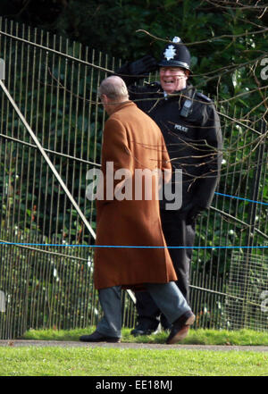 Sandringham, Norfolk, Großbritannien. 18. Januar 2015. Prinz Philip und ein Polizist in Sandringham. Sandringham, Norfolk, Großbritannien Stockfoto