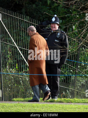 Sandringham, Norfolk, Großbritannien. 18. Januar 2015. Prinz Philip und ein Polizist in Sandringham. Sandringham, Norfolk, Großbritannien Stockfoto