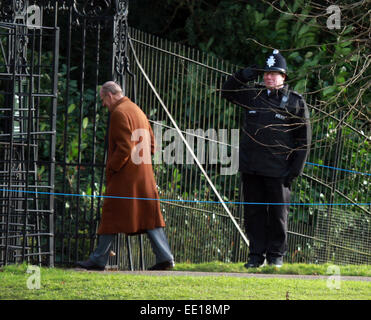 Sandringham, Norfolk, Großbritannien. 18. Januar 2015. Prinz Philip und ein Polizist in Sandringham. Sandringham, Norfolk, Großbritannien Stockfoto