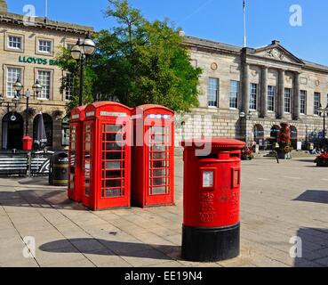 Roten Briefkasten und Telefonzellen mit Shire Hall Gallery nach hinten im Marktplatz, Stafford, Staffordshire, England, UK Stockfoto